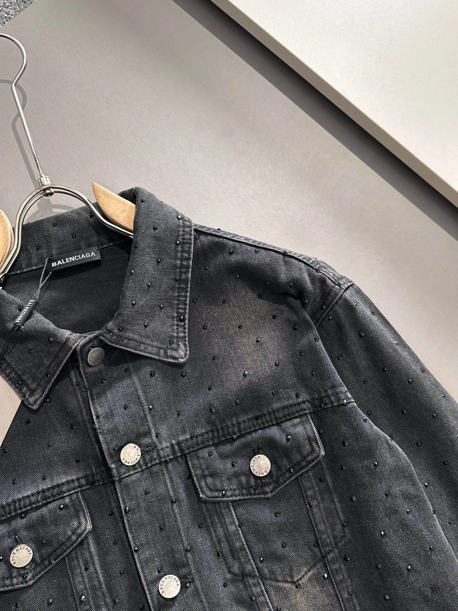 Paris 2026 catwalk style Premium customized jacquard denim jacket, the texture is first-class, the fabric is made of original jacquard material, brand LOGO is engraved, the Classic lapel denim jacket is simple and fashionable, low-key and luxurious. It is highly sought after by big stars and Internet celebrities, and is one of the must-have items for fashionistas! Sizes: S-3XL
